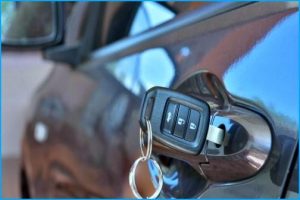 как экстренно открыть автомобиль